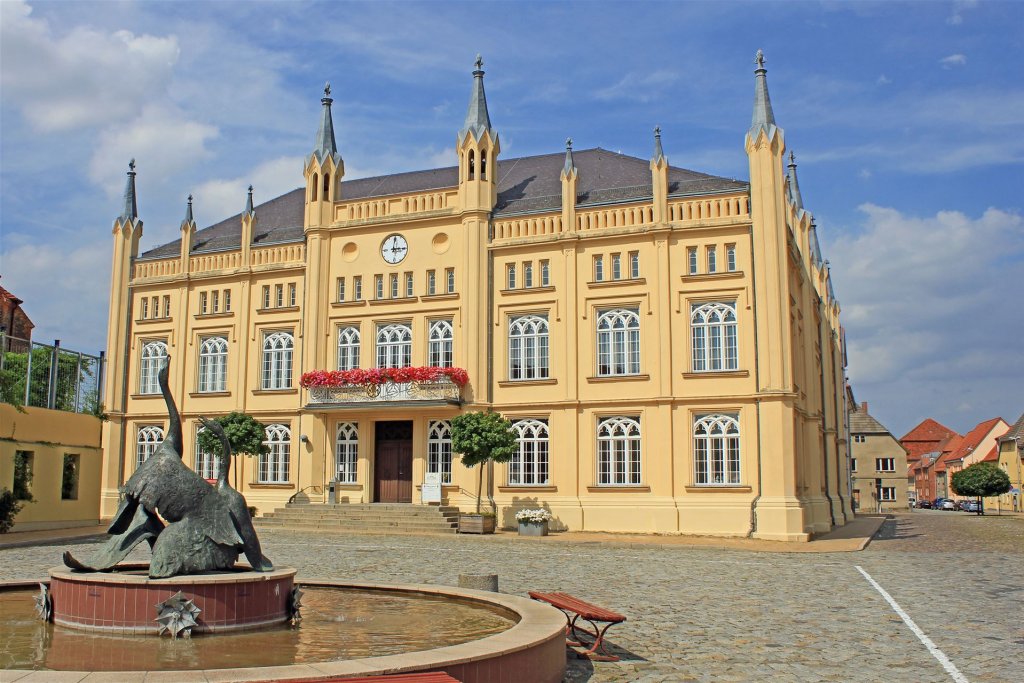 Legendärer Gänsebrunnen vor Rathaus Bützow